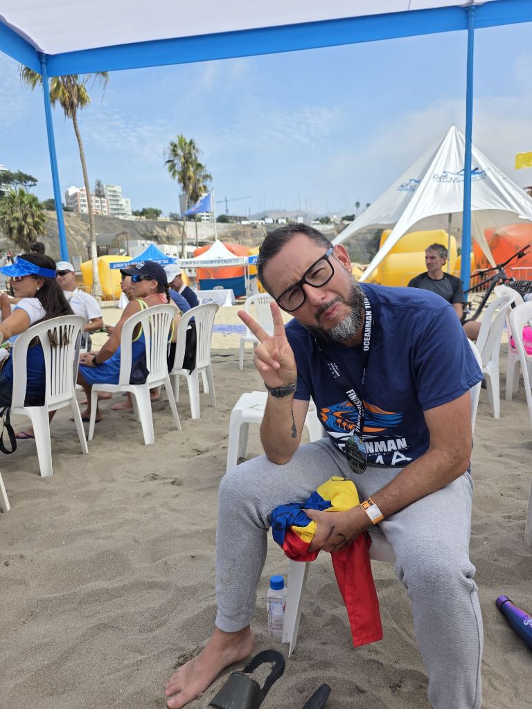 Carlos celebrando con medalla