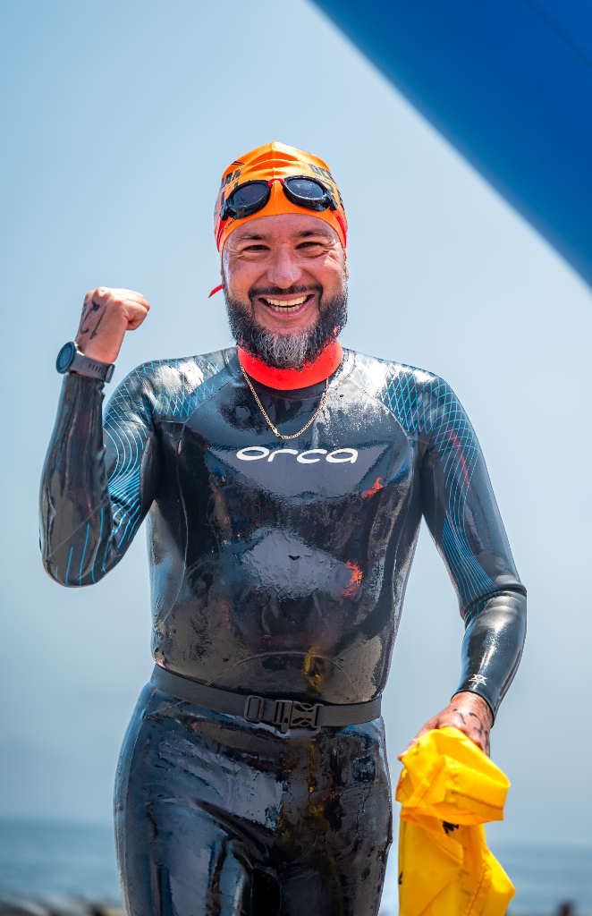 Carlos Melo finisher con medalla y bandera Colombia